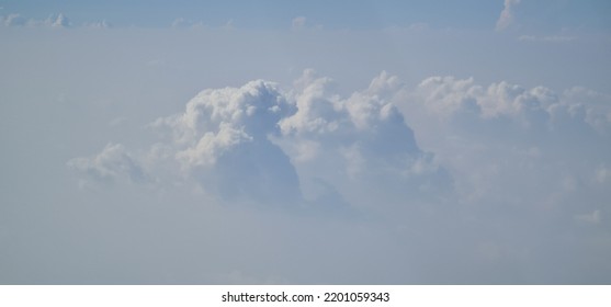 The Clouds In The Natural Sky That Are Born Into Pictures Are Lifelike Beautiful Imaginary Animals. To Amaze Those Who Saw It