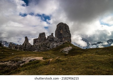 Wolken über Cinque Torri in Dolomiten