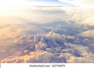 Wolken und Himmel durch das Fenster eines Flugzeugs