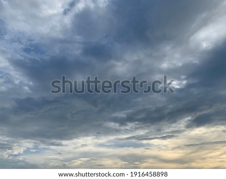 Clouds Stratocumulus A gray Style rolls are round to each other in sheets or layers and it's going to rain heavily. When the sun shines through Can see the light passing through. no focus