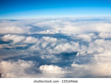 Wolken. Draufsicht vom Fenster des Flugzeugs, das in Wolken fliegt. Draufsicht.