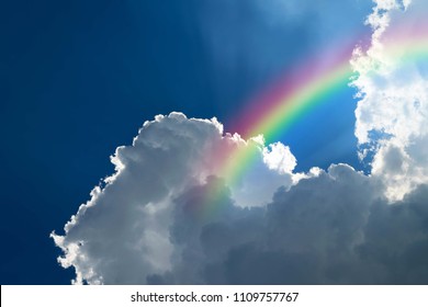 Regenbogen des Wolkenkratzers mit blauem Himmel und weißen Wolken und bunter Regenbogen am Himmel, der für Hintergrundbilder verwendet wird
