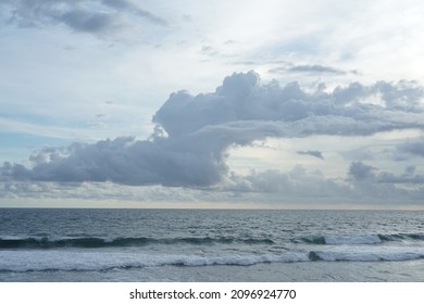Cloudy clouds gather over the ocean