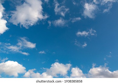Cielo nublado con un bonito fondo azul en Barcelona, España.