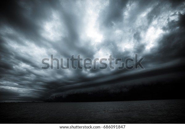 雨の前の海の曇りの嵐 竜巻は海の上で雲を嵐に巻き上げた モンスーンの季節 ハリケーン フィレンツェ ハリケーン カトリーナ の写真素材 今すぐ編集