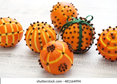 Clove Orange Pomander Balls, Homemade Christmas Gift