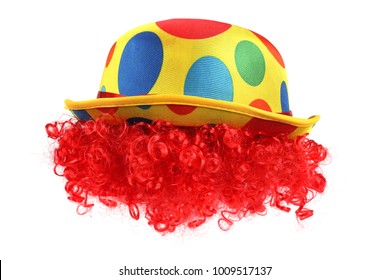 Chapeau de clown avec perruque isolé sur fond blanc