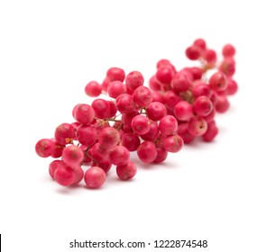 conglomerado de pimientos rosas, fruto de la pimienta peruana, molleja de Schinus, aislada en blanco