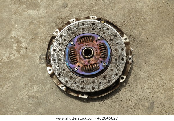 clutch cover\
and clutch disc of the truck\
engine