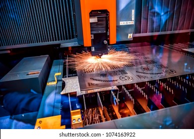 Coupe laser CNC de métal, technologie industrielle moderne. Petite profondeur de champ. Avertissement - tirs authentiques dans des conditions difficiles.