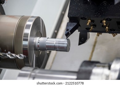 Die CNC-Drehmaschine, die sich an den Metallschachtteilen bildet. Die hochtechnologische Metallbearbeitung mit CNC-Drehmaschine .
