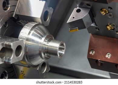 Der CNC-Latex-Werkzeuggarn schneidet die Formteile der Metallkonus. Die hochtechnologische Metallbearbeitung mit CNC-Drehmaschine .