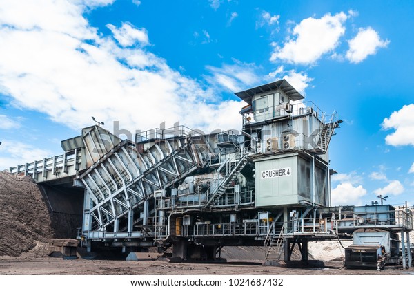 Coal Crusher is mining machinery, or
mining equipment to crush coal from the large size to small size in
open-pit or open-cast mine as the Coal Production.
