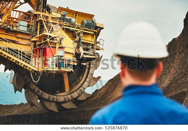 露天掘り 巨大な掘削機を見ている鉱山労働者 チェコ ヨーロッパの産業 の写真素材 今すぐ編集