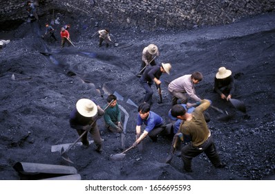 the coal workers in the village of fengjie in the three gorges valley up of the three gorges dam project in the province of hubei in china.   China. Fengjie, April, 2000