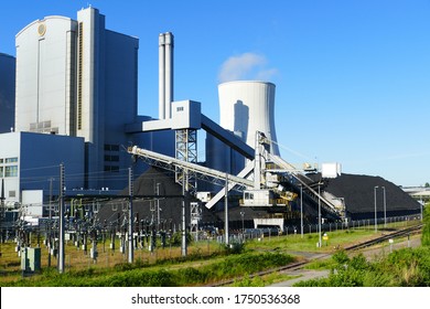 Coal-fired power plant in Northern Germany, power station to generate energy for large car and car accessory factories in Hannover-Stöcken, Lower Saxony, Germany.