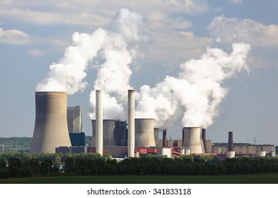 Ein Kohlekraftwerk in der Ferne in der landwirtschaftlichen Landschaft. Das Kraftwerk Niederaussem verfügt über den zweithöchsten Kühlturm der Welt mit einer Höhe von 200m.