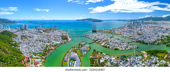 La ciudad costera de Nha Trang vista desde arriba en una soleada tarde de verano. Esta es una ciudad famosa por el turismo cultural en el centro de Vietnam