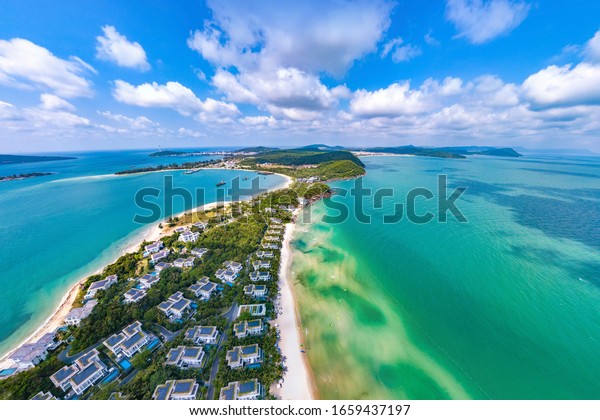 ベトナム プークォック島 エメラルド湾 ベトナム オンドイ岬の海岸リゾート風景 東南アジアの夏休みの観光地で 熱帯の気候と美しい風景が見られます 上空表示 の写真素材 今すぐ編集