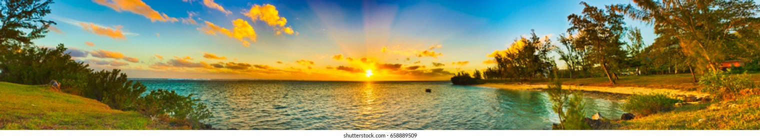 Прибрежный вид на закат. Маврикий. Панорама