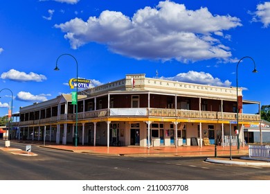 Cobar, Australia - 29 Dec 2021: Historic Traditional Australian Hotel And Pub In Outback - Cobar Town.