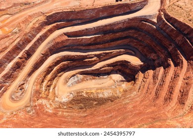 Cobar copper mine open pit excavated deep whole in the ground of NSW, Australia - aerial top down. Foto stock