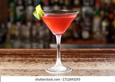 Cocktail kosmopolitan in einem gefrorenen Glas. Erfrischende Getränke für den Sommer. Platz für Text.