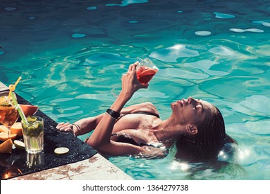 Cocktail With Fruit At Sexy Girl In Pool On Maldives. Summer Vacation And Swimming At Sea. Drink Fresh Vitamin Juice, Diet. Pool Party Relax In Spa Resort. Fashion Woman With Refresh Alcohol In Miami