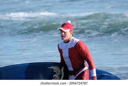 Cocoa Beach Florida USA December 24 2021 Former NFL Great Doug Flutie Surfing For Charity At 