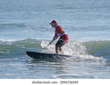 Cocoa Beach Florida USA December 24 2021 Former NFL Great Doug Flutie Surfing For Charity At 