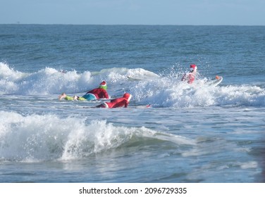 Cocoa Beach Florida USA December 24 2021 Participants Dressed Up For The Charity Event, Surfing Santa's 2021 Doug Flutie Former NFL Great Starred In The Event