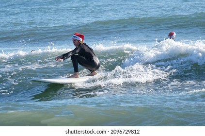 Cocoa Beach Florida USA December 24 2021 Participants Dressed Up For The Charity Event, Surfing Santa's 2021 Doug Flutie Former NFL Great Starred In The Event