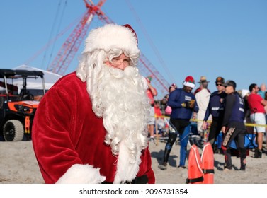 Cocoa Beach Florida USA December 24 2021 Participants Dressed Up For The Charity Event, Surfing Santa's 2021 Doug Flutie Former NFL Great Starred In The Event