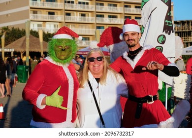 Cocoa Beach Florida USA December 24 2021 Participants Dressed Up For The Charity Event, Surfing Santa's 2021 Doug Flutie Former NFL Great Starred In The Event