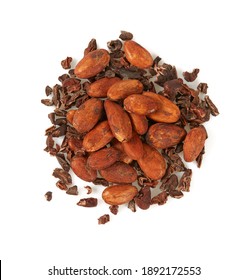 Kakao-Naben und Bohnen einzeln auf weißem Hintergrund