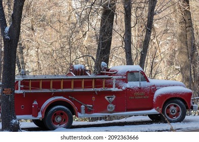 Coconino County, Arizona, USA - December 15, 2021: Image Of A Vintage Fire Department Truck On Display Near Sedona Shown Snow Dusted.