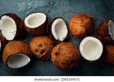 Fondo de coco. Conjunto de cocos enteros y medios. Vista superior.