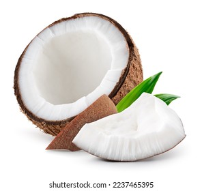 El coco está aislado. Medio coco con rebanada y pieza sobre fondo blanco. Nuez de coco con hoja. Profundidad total del campo.