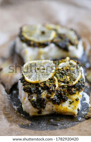 Cod fillets with coriander crust, lemon and bay leaf