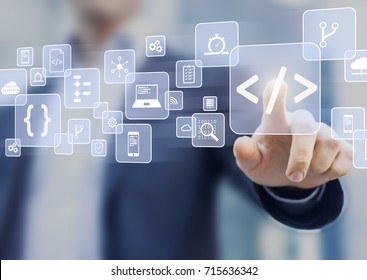Conceito de codificação com o desenvolvedor de software tocando símbolo de código e ícones