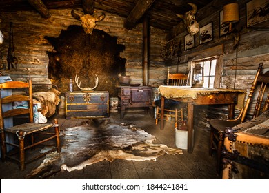 CODY, WY - SEPTEMBER 24,2020: Vintage Wild West Cabin Interior With Old Chairs, Table, And Other Antique Objects, In Old Trail Town. Old Trail  Town Is A Recreation Of A Historic Frontier Town.