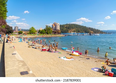 Coeur D'Alene, Idaho USA - August 5 2022: A Busy Summer Day Along The Sandy Beach Of The Lake At Independence Point, In The Downtown Resort District Of Rural Coeur D'Alene, Idaho.