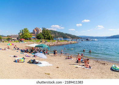 Coeur D'Alene, Idaho USA - August 5 2022: A Busy Summer Day Along The Sandy Beach Of The Lake At Independence Point, In The Downtown Resort District Of Rural Coeur D'Alene, Idaho.