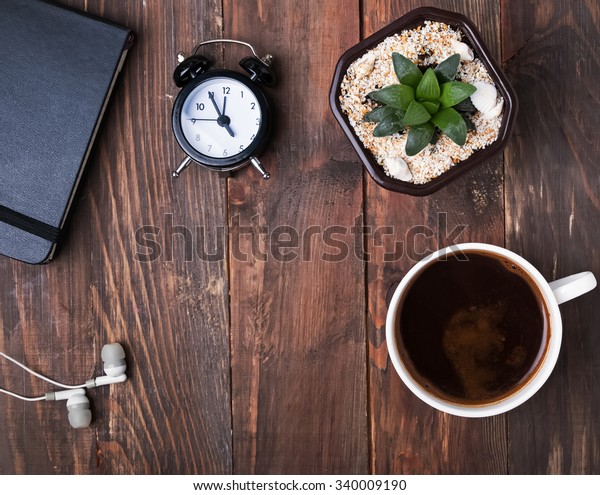 Kaffee Wecker Saure Pflanze Und Kopfhorer Stockfoto Jetzt Bearbeiten