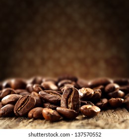 кофейные зерна и коричневая стена