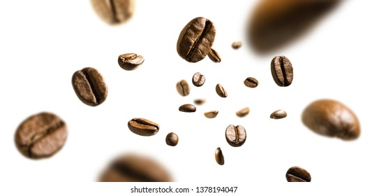 Кофейные зерна в полете на белом фоне