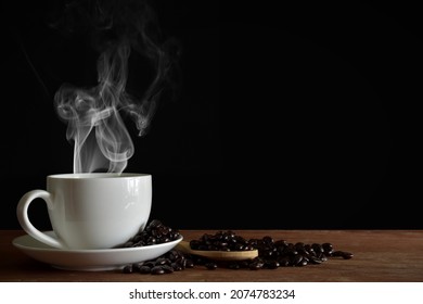 Kaffeebecher, Rauch auf bohnenschwarzem Hintergrund