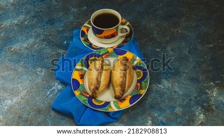 
Coffee with salteña.
Delicious filling based on chicken meat, potato, onion and parsley seasoned with a combination of typical Bolivian spices and a slight sweet touch.