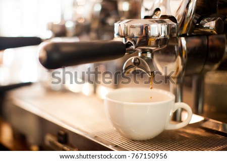 coffee extraction from professional coffee machine with bottomless filter