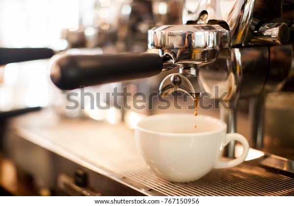 coffee extraction from professional coffee machine\
with bottomless filter